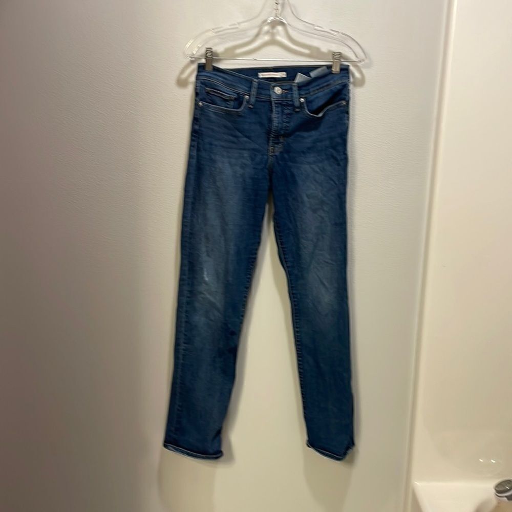 LEVI’S 314 shaping straight woman’s jeans. They are a size 28